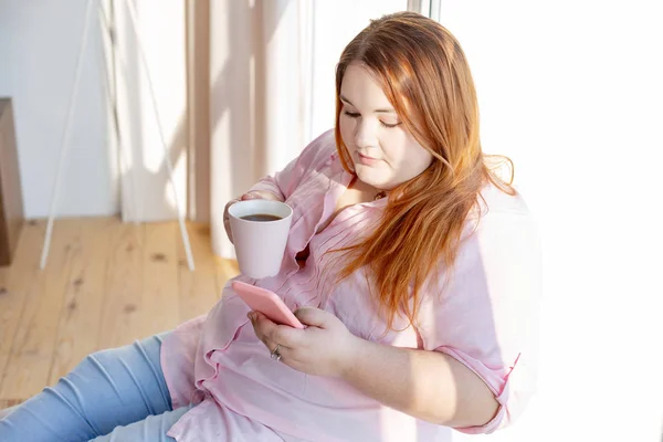 Angenehm nachdenkliche übergewichtige Frau trinkt heißen Tee — Stockfoto