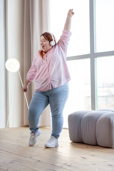 Gioioso donna in sovrappeso divertirsi a casa — Foto Stock