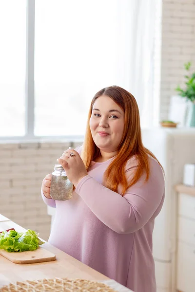 Mulher feliz alegre sentado na cozinha — Fotografia de Stock