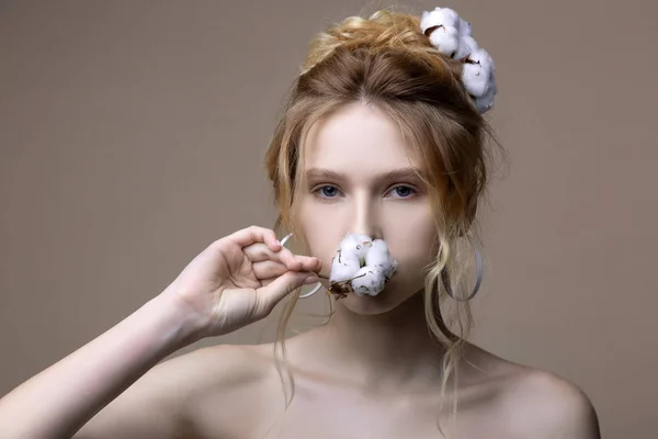 Good-looking young model with bare shoulders posing with cotton — Stock Photo, Image