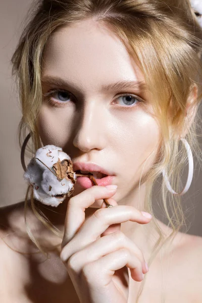 Młody obiecujący model z kawałkiem bawełny w pobliżu jej twarzy — Zdjęcie stockowe