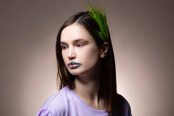 Jonge donkerharige vrouw met groene aartjes in haar haar — Stockfoto