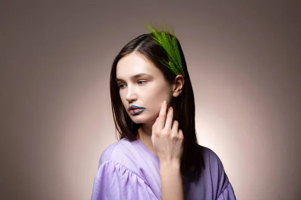 Modèle attrayant tendre ayant la plante verte dans ses cheveux posant — Photo