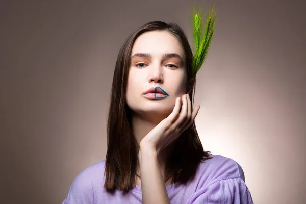 Jong model met verbazingwekkende verschijning poseren met groene aartjes — Stockfoto