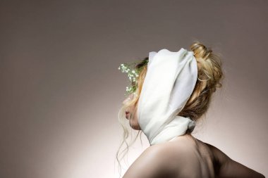 Kafa üzerinde eşarp giyen onu arka poz dalgalı saç modeli