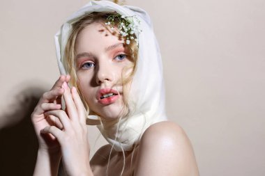 Pozlarken doğal bir görünüm teşvik Skinny mavi gözlü model