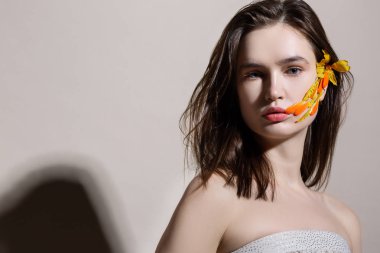 Yüzünde bazı süslemeleri ile poz koyu saçlı model