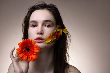 Turuncu çiçek tutan ekoloji dergisi için çalışan model