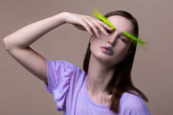 Modelo de cabelos escuros vestindo camiseta roxa posando com spikelet — Fotografia de Stock