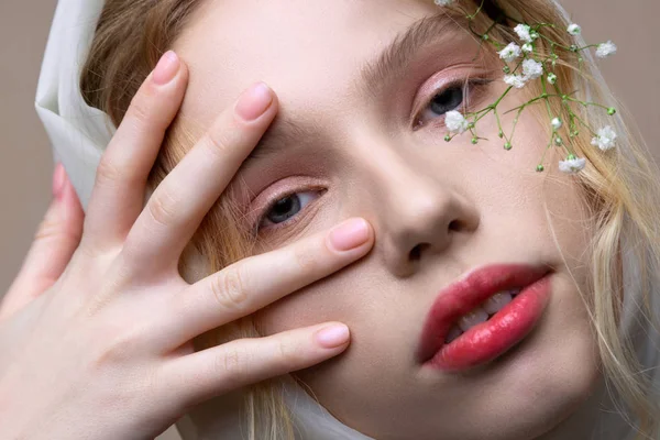 Modelo con maquillaje natural posando con planta cerca de la cara —  Fotos de Stock