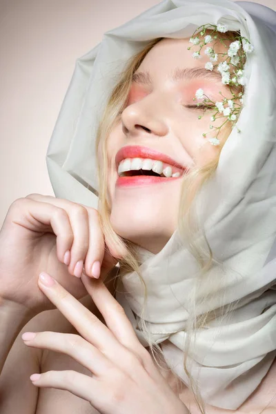 Model lächelt breit, während sie für Frühjahrsausgabe posiert — Stockfoto