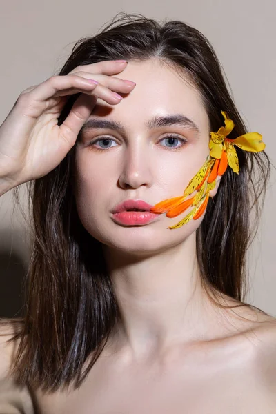 Model met licht roze lippen met ernstige gezicht terwijl poseren — Stockfoto