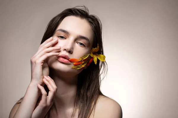 Modelo com aparência incrível tocando seu rosto enquanto posando — Fotografia de Stock