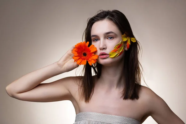 Młoda kobieta ubrana w otwarte ramię kochające kwiaty — Zdjęcie stockowe