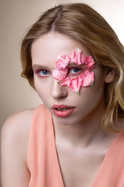 Professional model working showing poses with petals on face — Stock Photo, Image
