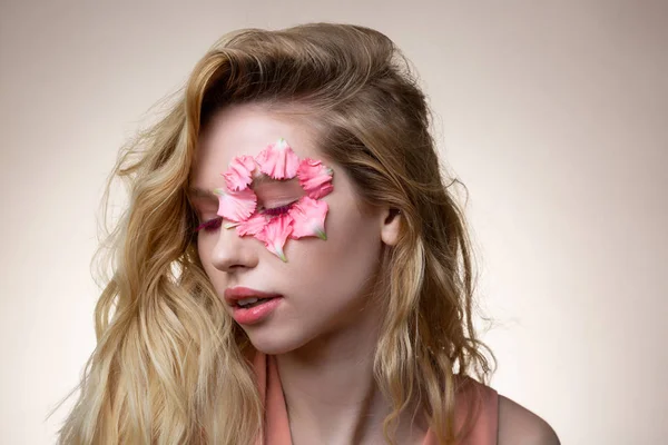 Blond model z różowym tuszem do rzęs zamykających oczy podczas pozowania — Zdjęcie stockowe