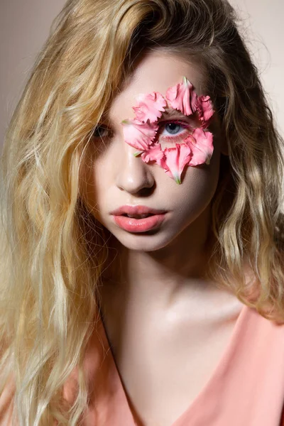 Przetargu kobieta stwarzające na wiosnę problem z kwiatami na twarzy — Zdjęcie stockowe