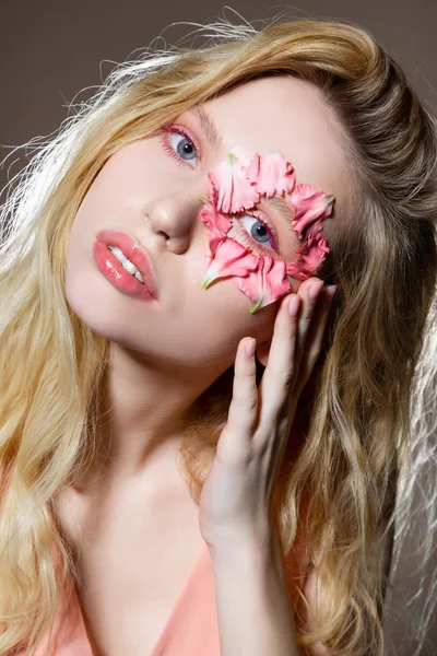 Femme aux yeux bleus avec des paupières roses travaillant avec le photographe — Photo