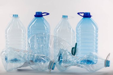 Arkasında duran açık büyük plastik kavanoz açıldı ve birkaç buruşuk