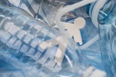 Bugünün çaresiz modeli kişi şişelerden plastik bir kafes içinde olmak