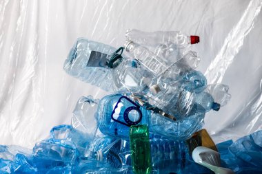 Boş su şişelerinden yapılmış büyük plastik dağ