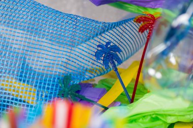 Plastik mavi net üzerinde yatan palmiye şeklinde Funky renkli şişler