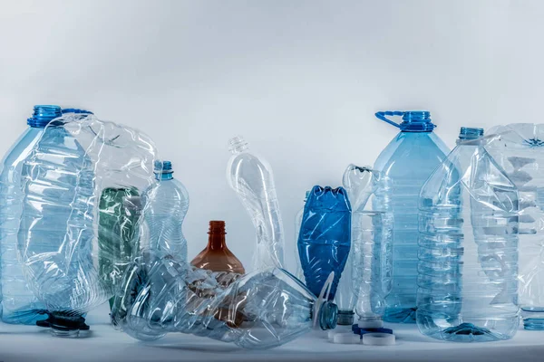 Farklı boyutlarda buruşturulmuş ve crunched plastik su şişeleri