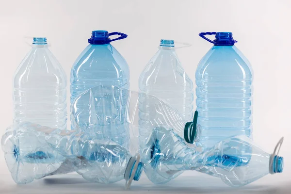 Geopende duidelijke grote plastic potten staan achter en een paar verfrommeld — Stockfoto