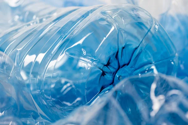 Duidelijke transparante blauwe plastic containers die een probleem zijn voor natuur en milieu — Stockfoto