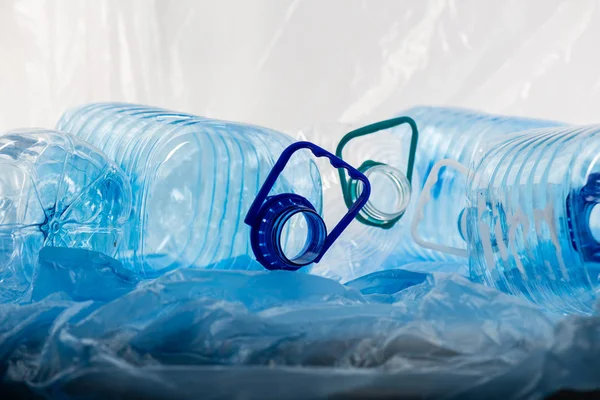 Stapel van heldere water stokken die worden geleegd en wachten op recycling — Stockfoto