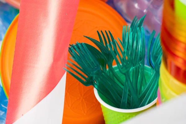 Fourchettes en plastique vert toxique recueillies dans une tasse — Photo