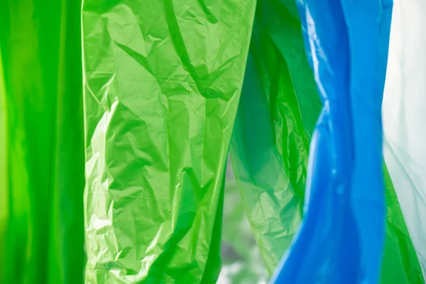 Sacs poubelle plastique vert clair et bleu environnement polluant — Photo