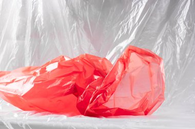 İğrenç buruşuk kırmızı plastik çöp paketi doğamızın devlet sunan