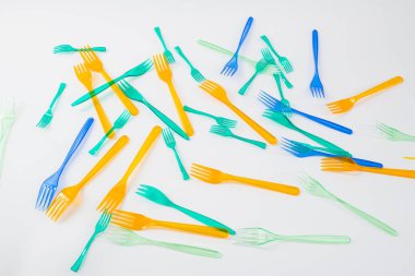 Şeffaf ucuz plastikten yapılmış şeffaf plastik çatallar fırlatılıyor