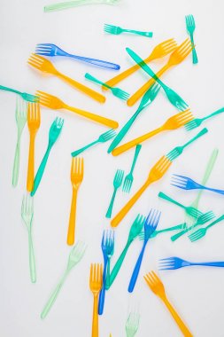 Doğayı etkileyen parlak ve renkli tehlikeli plastik çatallar