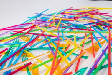 Zararlı plastik malzemeden yapılmış tehlikeli gereçler yığını