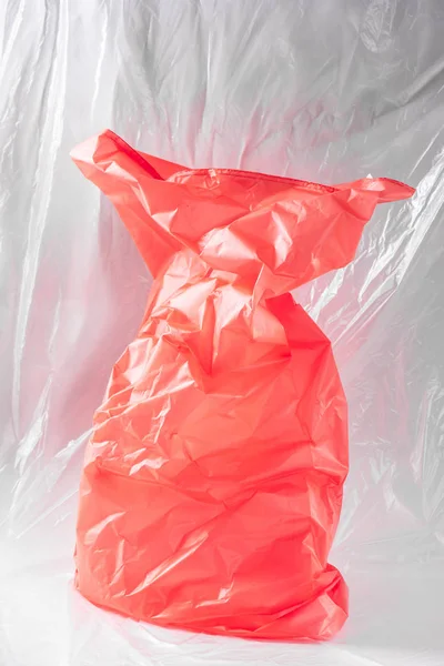 Klarröd plastpåse placerad i mitten av studion — Stockfoto