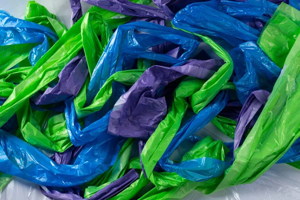 Quantité effrayante de sacs poubelles en plastique coloré — Photo