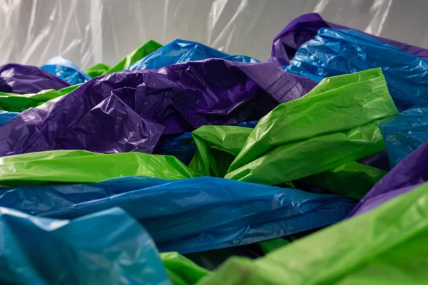 Sacchetti di plastica economici colorati che si intrecciano insieme sulla macchina fotografica — Foto Stock