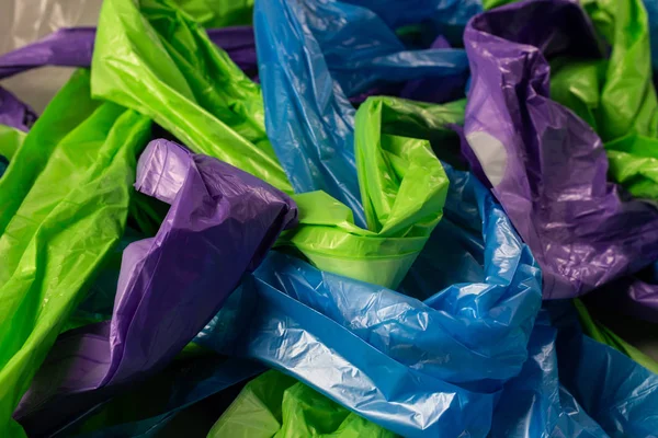 Bolsas brillantes entrelazadas que mienten como ejemplo y recordatorio —  Fotos de Stock