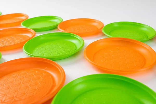 Levné plastové nádobí pro každodenní použití, které leží pohromadě — Stock fotografie