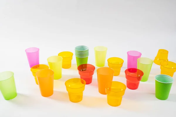 Kolorowe kubki różnej wielkości wykonane z tanich tworzyw sztucznych — Zdjęcie stockowe