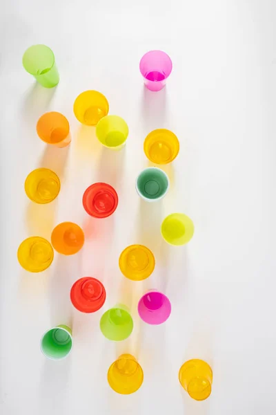 一列に並ぶ有害な使い捨てプラスチックカップ — ストック写真