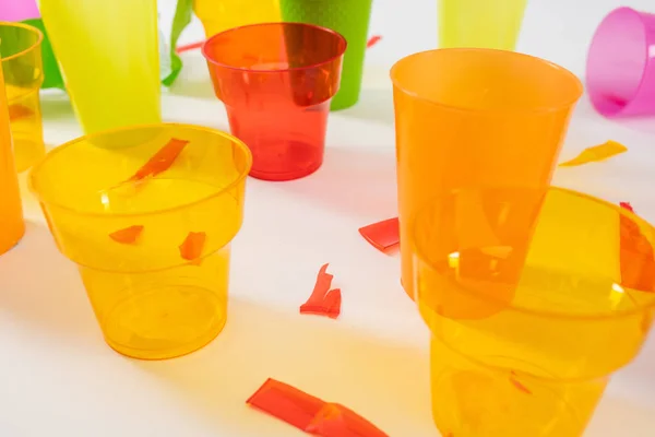 Tasses transparentes orange en matière plastique dangereuse — Photo