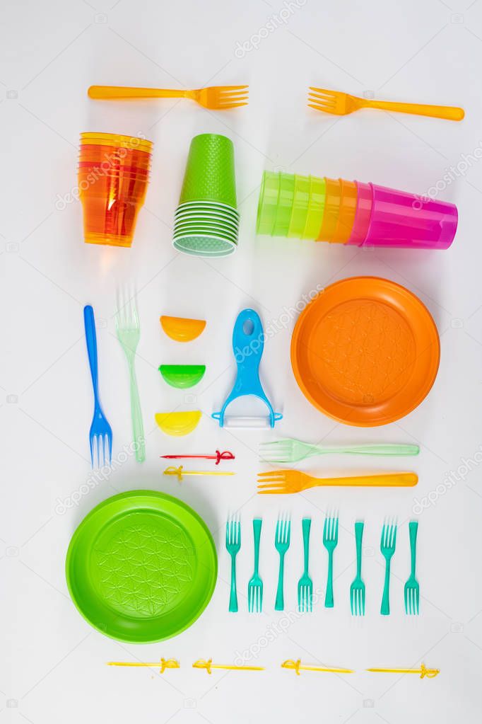Kit of plastic utensils accurately placed on the floor