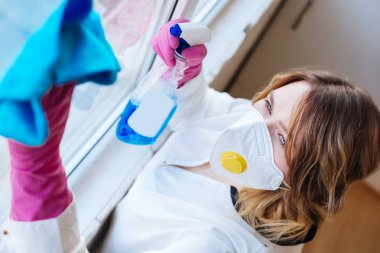 Maskeli güzel bir genç kadının üst görünümü