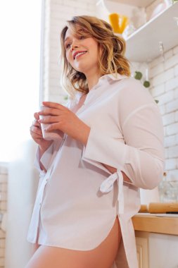 En sevdiği çayı içen neşeli sarışın kadın