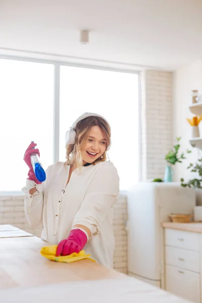 Feliz buena mujer haciendo la limpieza en su casa —  Fotos de Stock