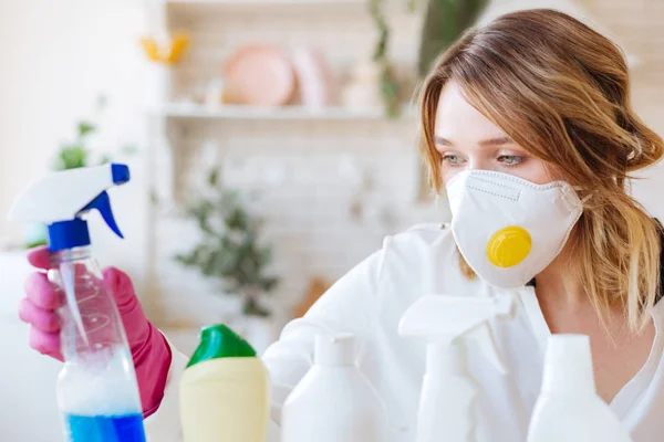 Mooie blonde vrouw die een reinigingsmiddel neemt — Stockfoto