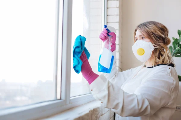 Aangename jonge vrouw dragen speciale beschermende outfit — Stockfoto